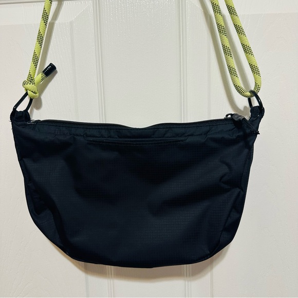 Vans Belay Crescent Bag Purse Black Crossbody Bag with Adjustable Strap - Picture 2 of 11